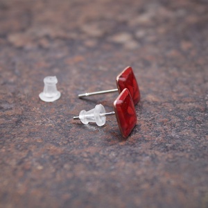Négszögletes tűzzománc pontfülbevaló, piros - ékszer - fülbevaló - pötty fülbevaló - Meska.hu