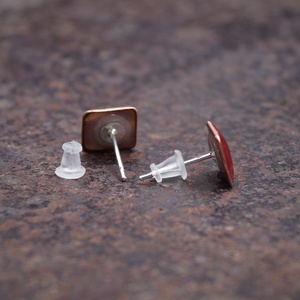 Négszögletes tűzzománc pontfülbevaló, piros - ékszer - fülbevaló - pötty fülbevaló - Meska.hu