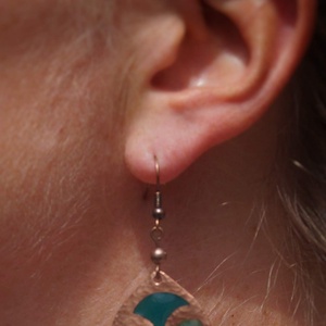 Azsúrzománcos kerek fülbevaló, türkiz-zöld - ékszer - fülbevaló - lógó fülbevaló - Meska.hu