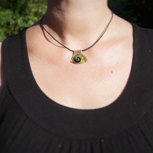Kis csigás tűzzománc medál, zöld - ékszer - nyaklánc - medál - Meska.hu