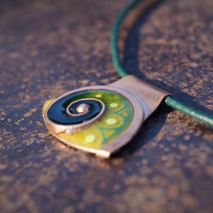 Kis csigás tűzzománc medál, zöld - ékszer - nyaklánc - medál - Meska.hu