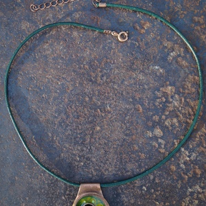 Kis csigás tűzzománc medál, zöld - ékszer - nyaklánc - medál - Meska.hu