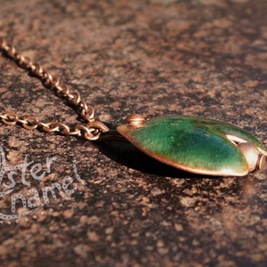 Tulipán formájú tűzzománc medál, kis méretű, sötétzöld - ékszer - nyaklánc - medál - Meska.hu