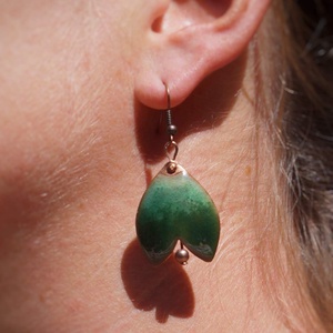 Tulipán formájú tűzzománc fülbevaló, nagy méretű, sötétzöld - ékszer - fülbevaló - lógó fülbevaló - Meska.hu