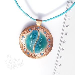 Türkizkék kalapált-szélű tűzzománc medál hengerelt bőrszálon - Meska.hu