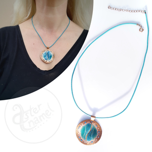 Türkizkék kalapált-szélű tűzzománc medál hengerelt bőrszálon - ékszer - nyaklánc - medál - Meska.hu