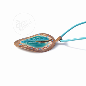 Türkizkék kalapált-szélű tűzzománc medál hengerelt bőrszálon - ékszer - nyaklánc - medál - Meska.hu