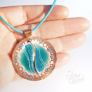 Türkizkék kalapált-szélű tűzzománc medál hengerelt bőrszálon - ékszer - nyaklánc - medál - Meska.hu