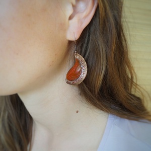 Narancssárga kalapált szélű tűzzománc fülbevaló - ékszer - fülbevaló - lógó fülbevaló - Meska.hu