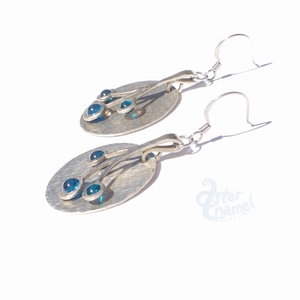 Türkizkék tűzzománc-bogyós kerek alpakka fülbevaló - ékszer - fülbevaló - lógós kerek fülbevaló - Meska.hu