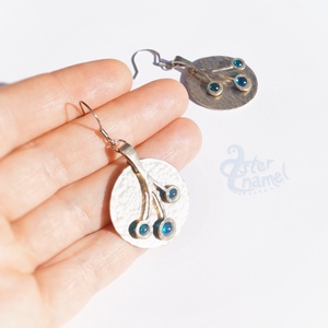 Türkizkék tűzzománc-bogyós kerek alpakka fülbevaló - ékszer - fülbevaló - lógós kerek fülbevaló - Meska.hu