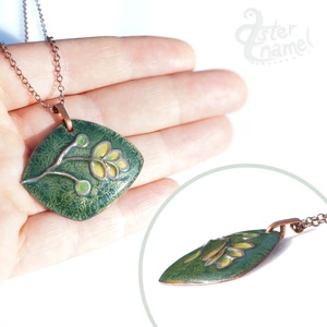 Zöld növénykés tűzzománc nyaklánc vörösréz láncon - ékszer - nyaklánc - medálos nyaklánc - Meska.hu