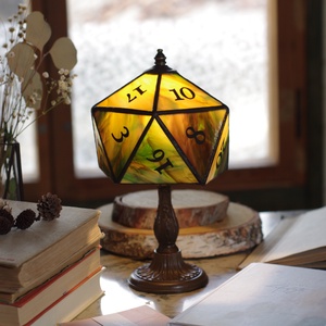D20 kocka lámpa, asztali RPG lámpa, Tiffany lakásdekoráció, szerepjáték lámpa  - otthon & életmód - lámpa - asztali lámpa - Meska.hu