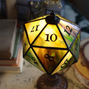 D20 kocka lámpa, asztali RPG lámpa, Tiffany lakásdekoráció, szerepjáték lámpa  - otthon & életmód - lámpa - asztali lámpa - Meska.hu