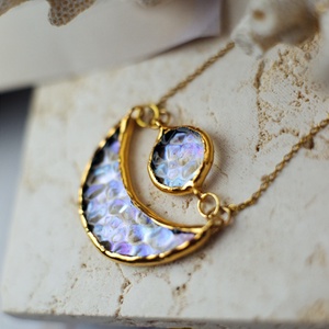 Irizált HOLD üveg nyaklánc aranyozott medál  - ékszer - nyaklánc - medál - Meska.hu