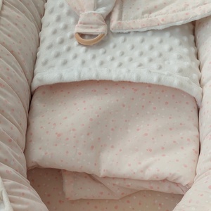 Pasztellrózsaszín alapon, fehér és rózsaszín pöttyös komplett szett - baba - mama - babaágyneműk - babafészek - Meska.hu