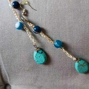 Dróttechnikával készült lógós fülbevaló türkiz ásványokkal - Meska.hu