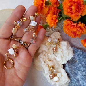 SZÉPSÉGES ÚJ MINŐSÉGI SZETT, GYÖNGYKAGYLÓS KARKÖTŐ SWAROVSKI GYÖNGYÖKKEL ÉS HOZZÁ FÜLBEVALÓ - ékszer - ékszerszett - Meska.hu