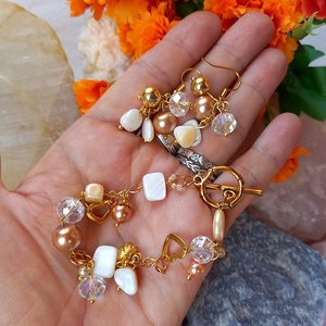 SZÉPSÉGES ÚJ MINŐSÉGI SZETT, GYÖNGYKAGYLÓS KARKÖTŐ SWAROVSKI GYÖNGYÖKKEL ÉS HOZZÁ FÜLBEVALÓ - ékszer - ékszerszett - Meska.hu