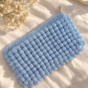 Jumbo babakék buborékmintás horgolt clutch � texturált cipzáras neszesszer (26 � 17 cm), Táska & Tok, Neszesszer, Horgolás, MESKA