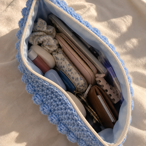 Jumbo babakék buborékmintás horgolt clutch � texturált cipzáras neszesszer (26 � 17 cm) - táska & tok - neszesszer - Meska.hu