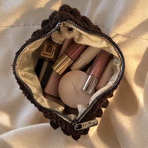 Kézzel készített barna horgolt clutch táska � buborékmintás alkalmi kézitáska � cipzáras záródással -  - Meska.hu