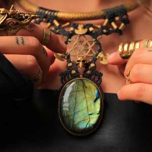 Kézzel készített Labradorit makramé nyakék - ékszer - nyaklánc - bogyós nyaklánc - Meska.hu