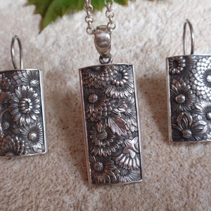 Virágmintás ezüst fülbevaló medállal - ékszer - ékszerszett - Meska.hu