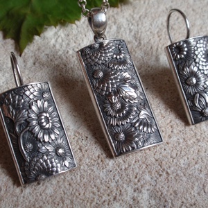 Virágmintás ezüst fülbevaló medállal - ékszer - ékszerszett - Meska.hu