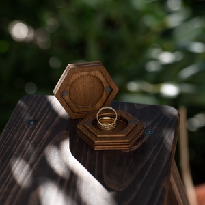 Esküvői gyűrűdoboz hatszögletű barna színű - esküvő - kiegészítők - gyűrűtartó & gyűrűpárna - Meska.hu