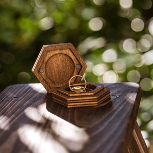 Esküvői gyűrűdoboz hatszögletű barna színű - Meska.hu