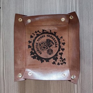 Remeték Titkos Társasága logóval ellátott kockadobó tálca - játék & sport - táblajáték és kártyajáték - társasjátékok - dobókocka - Meska.hu