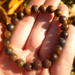 Illatfelhő a csuklódon, illatos ásványkarkötő, lávakő és matt tigrisszemből - ékszer - karkötő - ásványkarkötő - Meska.hu