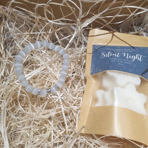 Karácsonyi ajándékdoboz, illatviasszal és macskaszemes karkötővel hópihe charmmal - karácsony - karácsonyi lakásdekoráció - karácsonyi illatgyertya, mécses - Meska.hu