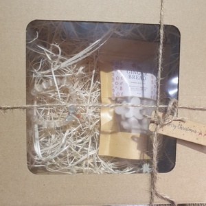 Karácsonyi ajándékdoboz, illatviasszal és macskaszemes karkötővel mézi charmmal - Meska.hu