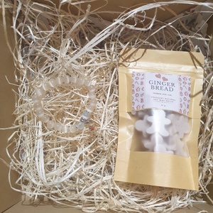 Karácsonyi ajándékdoboz, illatviasszal és macskaszemes karkötővel mézi charmmal - karácsony - karácsonyi lakásdekoráció - karácsonyi illatgyertya, mécses - Meska.hu