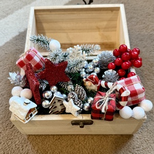 Karácsonyi ládika asztaldísz - otthon & életmód - dekoráció - asztal és polc dekoráció - asztaldísz - Meska.hu