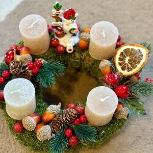 Adventi koszorú Télapóval - otthon & életmód - dekoráció - asztal és polc dekoráció - asztaldísz - Meska.hu