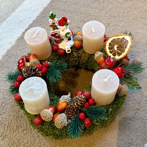 Adventi koszorú Télapóval - otthon & életmód - dekoráció - asztal és polc dekoráció - asztaldísz - Meska.hu