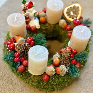 Adventi koszorú Télapóval - otthon & életmód - dekoráció - asztal és polc dekoráció - asztaldísz - Meska.hu