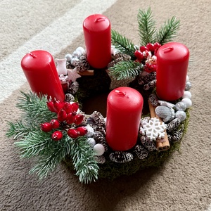 Adventi koszorú Havas fenyőággal, Otthon & Életmód, Dekoráció, Asztal és polc dekoráció, Asztaldísz, Virágkötés, Kézműves termék
Mohakoszorú alapon termés, kerámia és műanyag összetevőkkel, MESKA