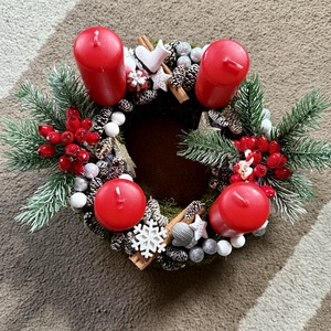 Adventi koszorú Havas fenyőággal - otthon & életmód - dekoráció - asztal és polc dekoráció - asztaldísz - Meska.hu