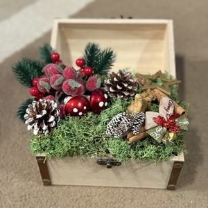 Karácsonyi asztaldísz faládikával, Otthon & Életmód, Dekoráció, Asztal és polc dekoráció, Asztaldísz, Virágkötés, MESKA