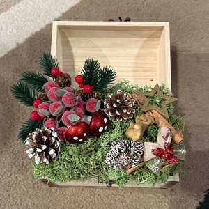 Karácsonyi asztaldísz faládikával - otthon & életmód - dekoráció - asztal és polc dekoráció - asztaldísz - Meska.hu