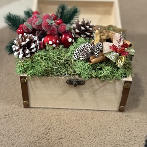 Karácsonyi asztaldísz faládikával - otthon & életmód - dekoráció - asztal és polc dekoráció - asztaldísz - Meska.hu