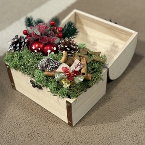 Karácsonyi asztaldísz faládikával - otthon & életmód - dekoráció - asztal és polc dekoráció - asztaldísz - Meska.hu