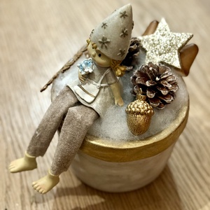 Karácsonyi asztaldísz kislány figurával - karácsony - karácsonyi lakásdekoráció - ünnepi asztaldekoráció - Meska.hu