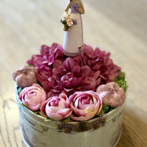 Lila ruhás nő virágokkal - asztaldísz , Otthon & Életmód, Dekoráció, Asztal és polc dekoráció, Zuzmódekoráció, Mohadekoráció, , MESKA