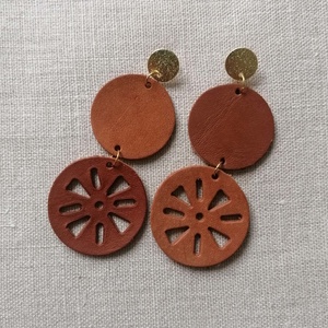 Valódi bőr lyukacsos kör fülbevaló - Meska.hu