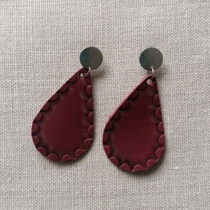 Valódi bőr csepp alakú fülbevaló - Meska.hu